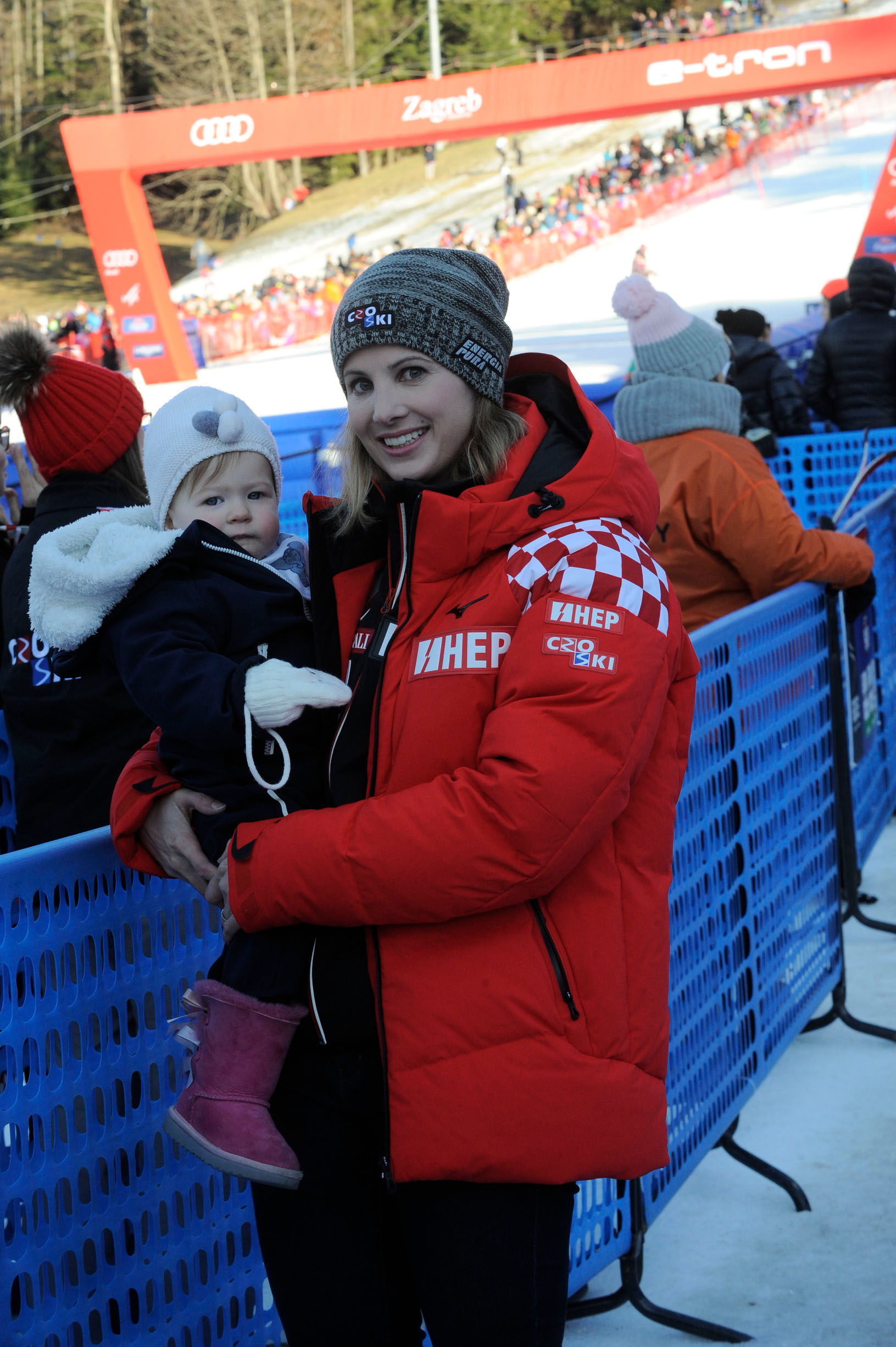 njezna kraljica - Snow Queen Trophy, slalom muskarci / Sljeme 05.01.20120. / foto: Davor Matota / Ana Jelusic i kcer Nina